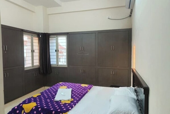 2 bedrooms, iron/ironing board, WiFi