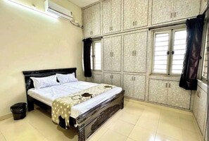 2 bedrooms, iron/ironing board, WiFi