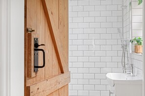 シャワー、ヘアドライヤー、タオル、トイレットペーパー