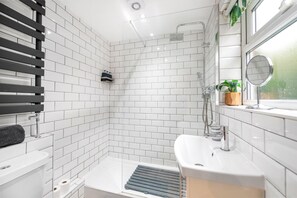 Bruser, hårtørrer, håndklæder, Toiletpapir