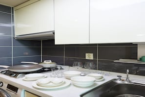 Réfrigérateur, micro-ondes, plaque de cuisson, lave-vaisselle