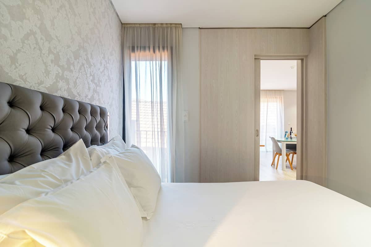 Roupas de cama premium, edredons de pluma, quartos à prova de som