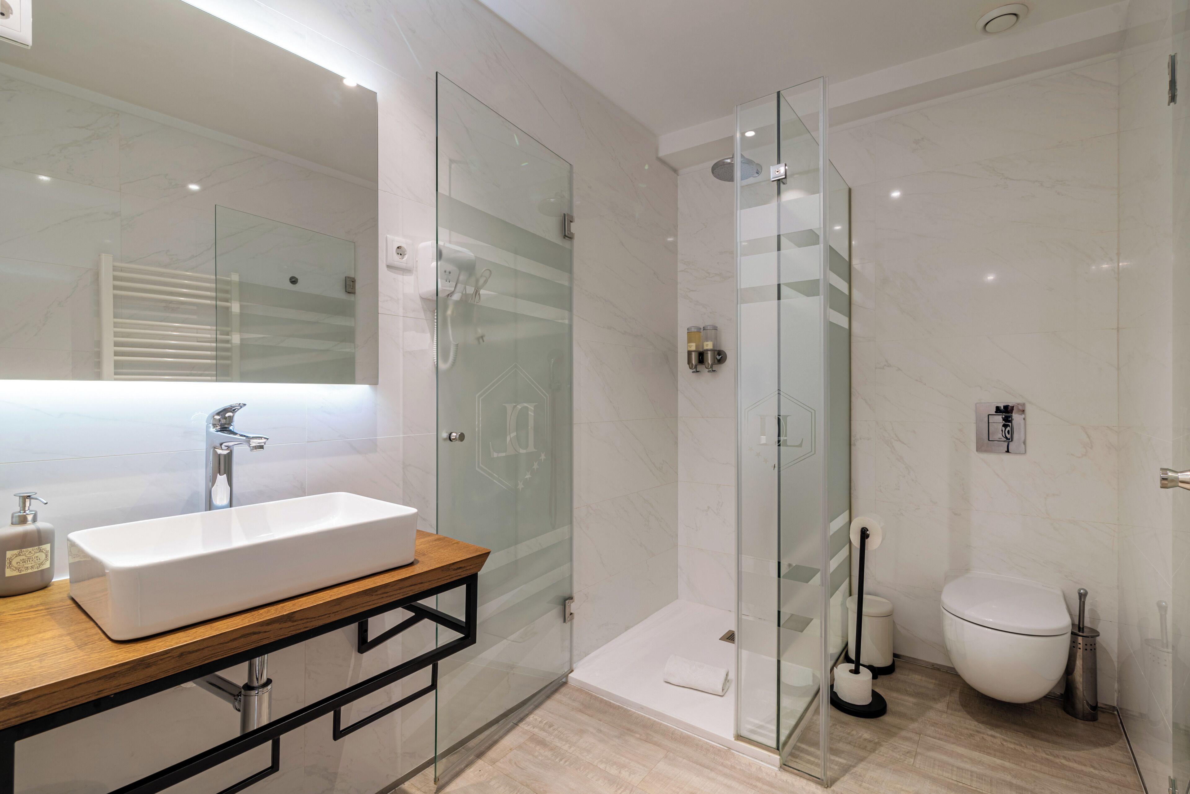 Estudio, terraza | Baño | Ducha y papel higiénico
