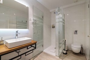 Studio, Terrace | Bathroom | Shower, toilet paper - Smartr Porto Gaia & Spa (Vila Nova de Gaia)