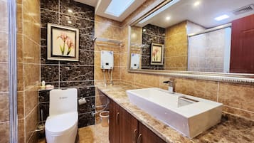 Estudio, vista a la montaña | Baño