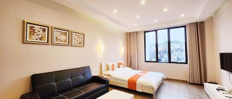 Estudio, vista a la montaña | Área de sala de estar