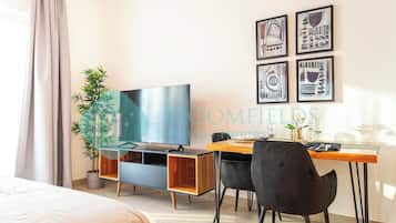 Deluxe Studio | In-room safe, iron/ironing board, free WiFi
