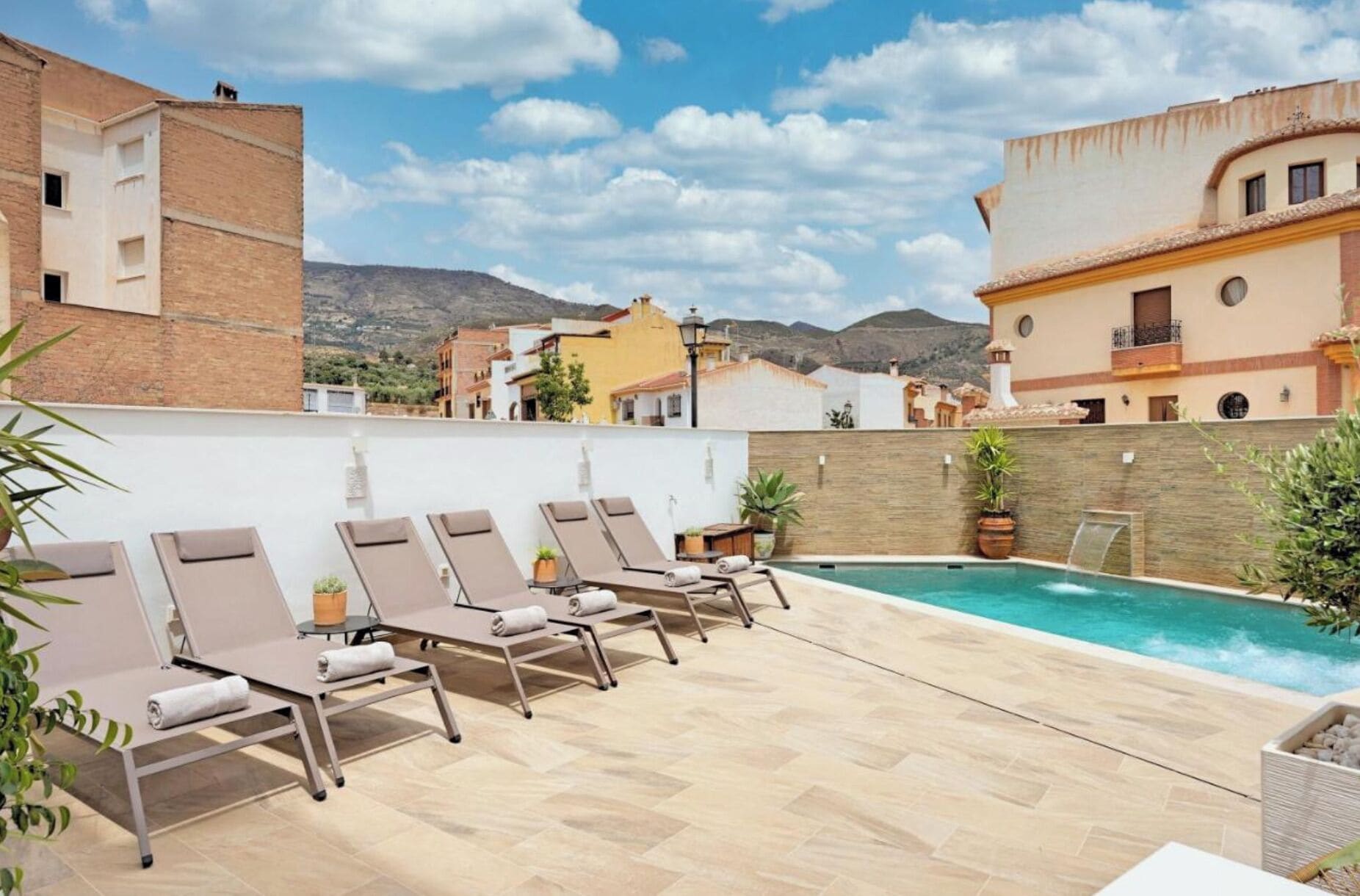 Een seizoensgebonden buitenzwembad