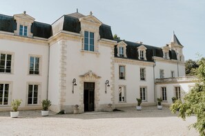 A large, historic building with multiple windows and a symmetrical facade. - Château Sénéjac (Le Pian-Medoc)