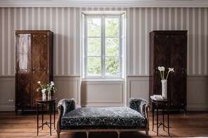 Habitación cuádruple de lujo, vista al jardín | Espacio para trabajar con laptop y wifi gratis