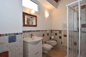 Dusche, Haartrockner, Bidet, Handtücher