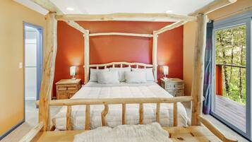 3 bedrooms, desk, iron/ironing board, travel crib