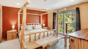 3 bedrooms, desk, iron/ironing board, travel crib