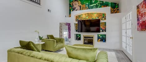 TV connectée, cheminée, jeux vidéo, chaîne hi-fi