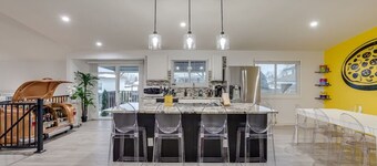 Pop Art Oasis | Karaoke, Mini Golf, Hot Tub & Pool