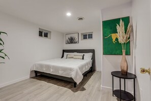 6 slaapkamers, een bureau, een strijkplank/strijkijzer, gratis wifi