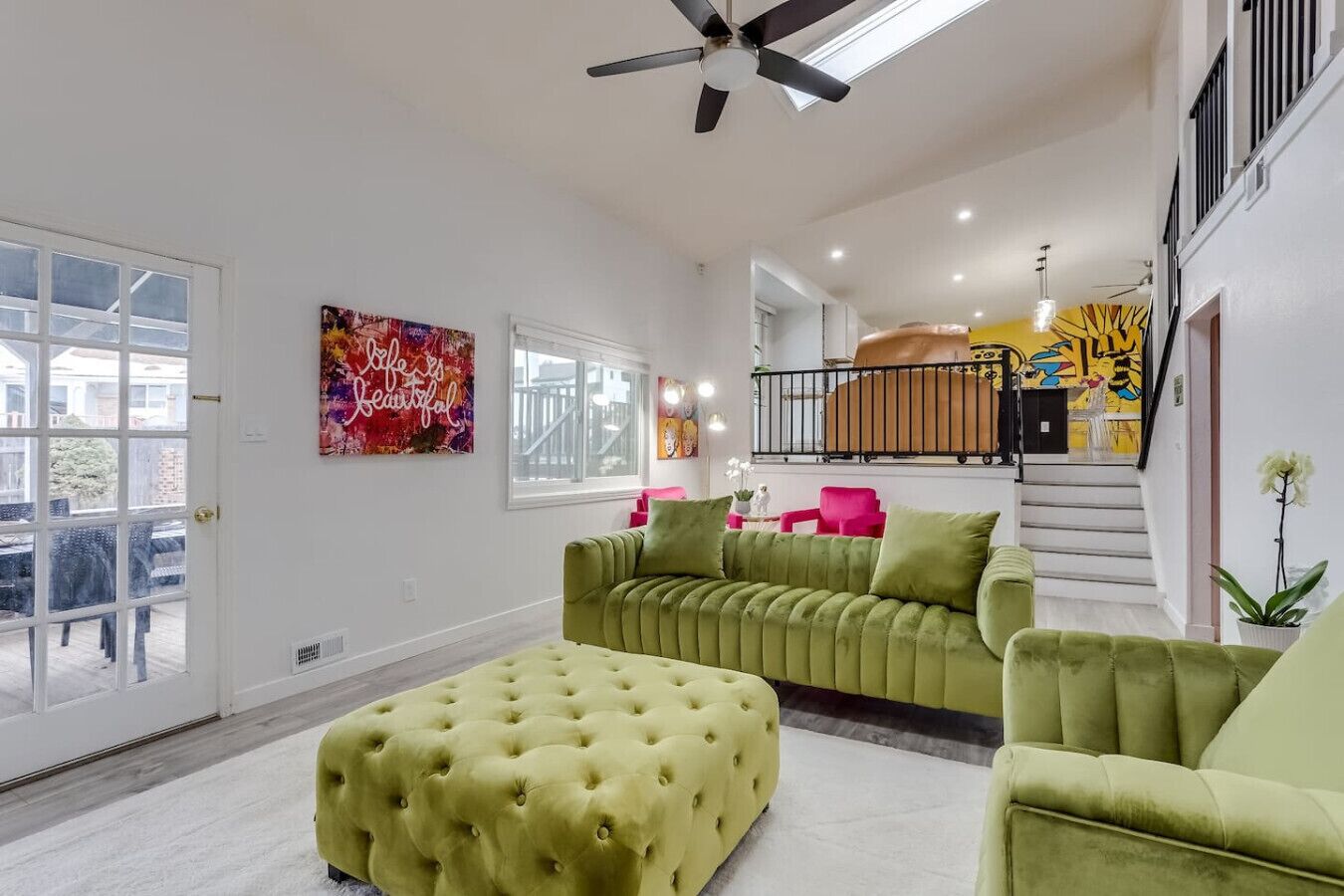 Smart-TV, Kamin, Videospiele, Stereoanlage