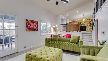 Een smart-tv, een open haard, videogames en een stereo