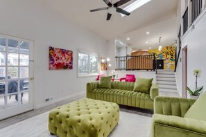 Smart-tv, een open haard, videospelletjes en een stereo