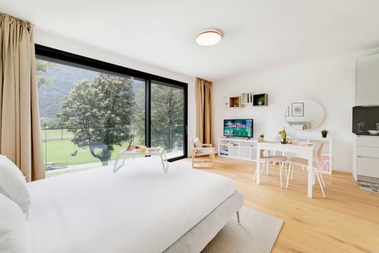 Tabla de planchar con plancha, wifi gratis y ropa de cama 