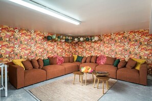 Smart-TV, Tischfußball, Tischtennisplatte