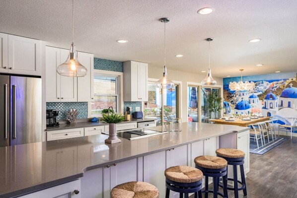 Jääkaappi, mikroaaltouuni, uuni, liesi