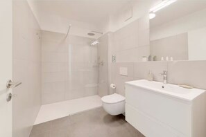 Dusche, Haartrockner, Handtücher, Seife