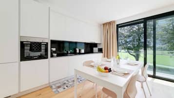 Fridge, microwave, oven, coffee/tea maker