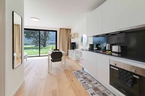 Een koelkast, een microgolfoven, een oven, een kookplaat