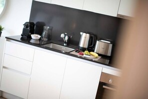 Réfrigérateur, micro-ondes, four, plaque de cuisson