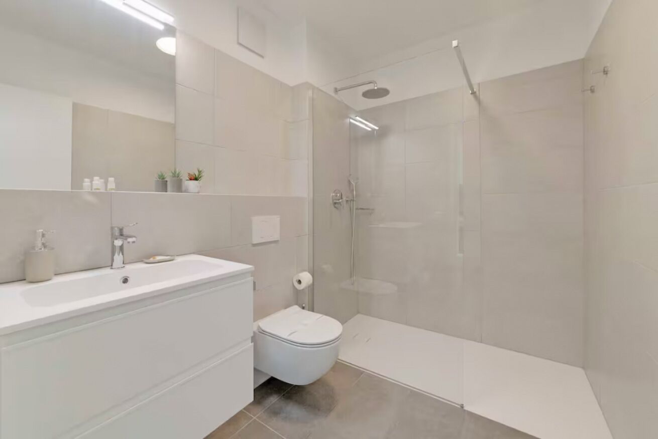 Douche, sèche-cheveux, serviettes fournies, savon