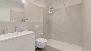 Douche, sèche-cheveux, serviettes fournies, savon