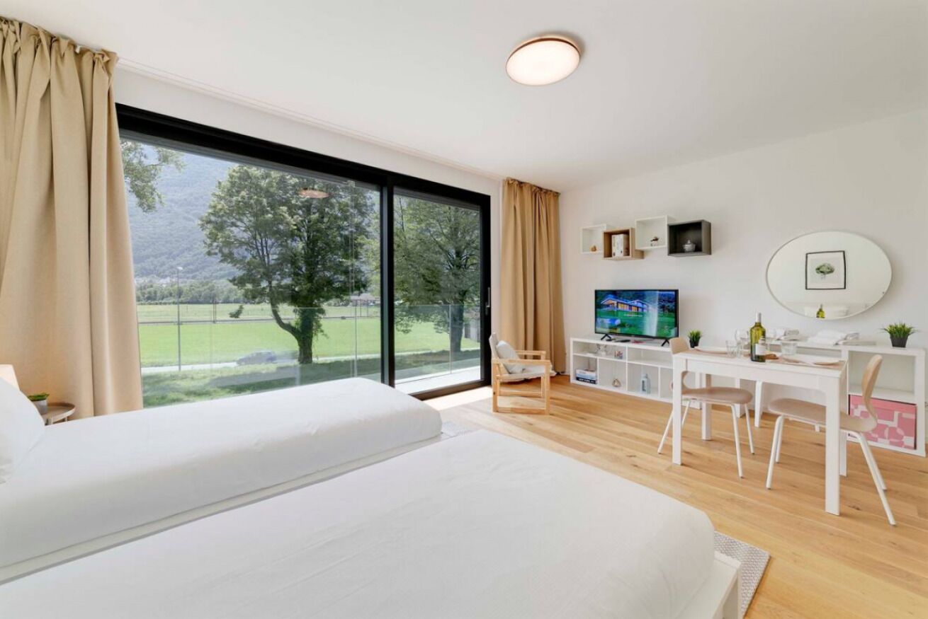 Tabla de planchar con plancha, wifi gratis y ropa de cama 