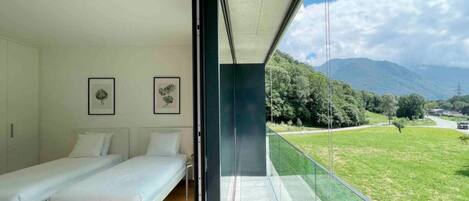 Een strijkplank/strijkijzer, gratis wifi, beddengoed