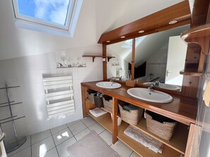 Shower, hair dryer, towels