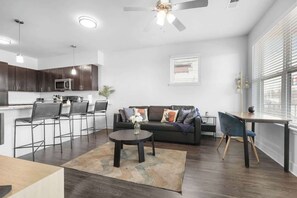 TV, offices - CozySuites Modern 2BR, Nora Indianapolis #9 (Indianapolis)