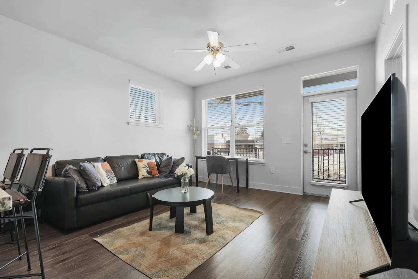 Televisión y oficina 