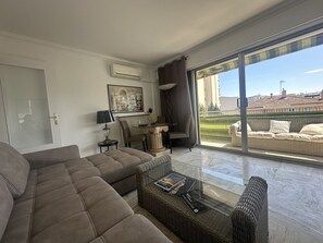 TV - ASCOT, two-bedroom apartment near the sea (Cannes)