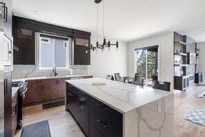 House - Chic Retreat in Agassiz (Harrison Mills)