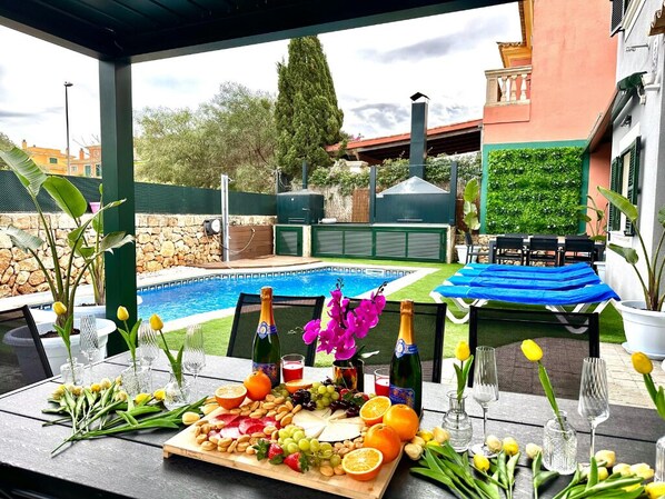 Outdoor dining - Villa Dolce Vita luxury (Puigderrós)