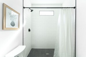 Hair dryer, towels, soap, toilet paper - Fairgrounds Next Door – Bright, Tidy, Pet Friendly (Indianapolis)
