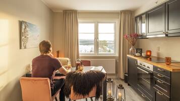 Suite Deluxe | Cucina privata | Mini-frigorifero, seggiolone, prodotti ecosostenibili per le pulizie