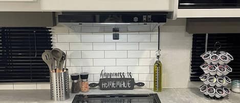 Micro-ondes, four, plaque de cuisson, cafetière/bouilloire