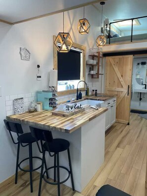 Douche, sèche-cheveux, shampoing