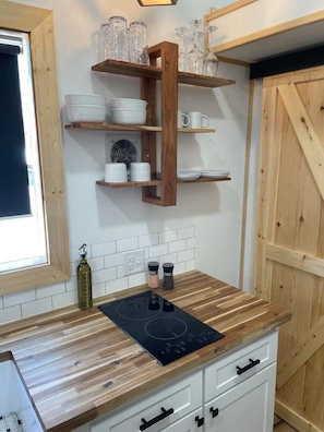 Microondas, horno, parrilla de estufa y cafetera y tetera