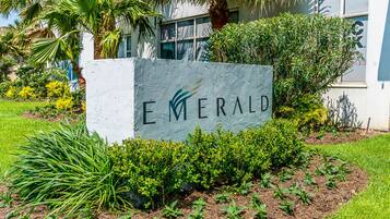 ์ํํธ | 2 ๊ฐ์ ์นจ์ค