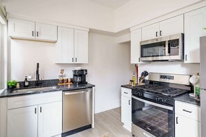 Frigorífico, microondas, horno y placa de cocina