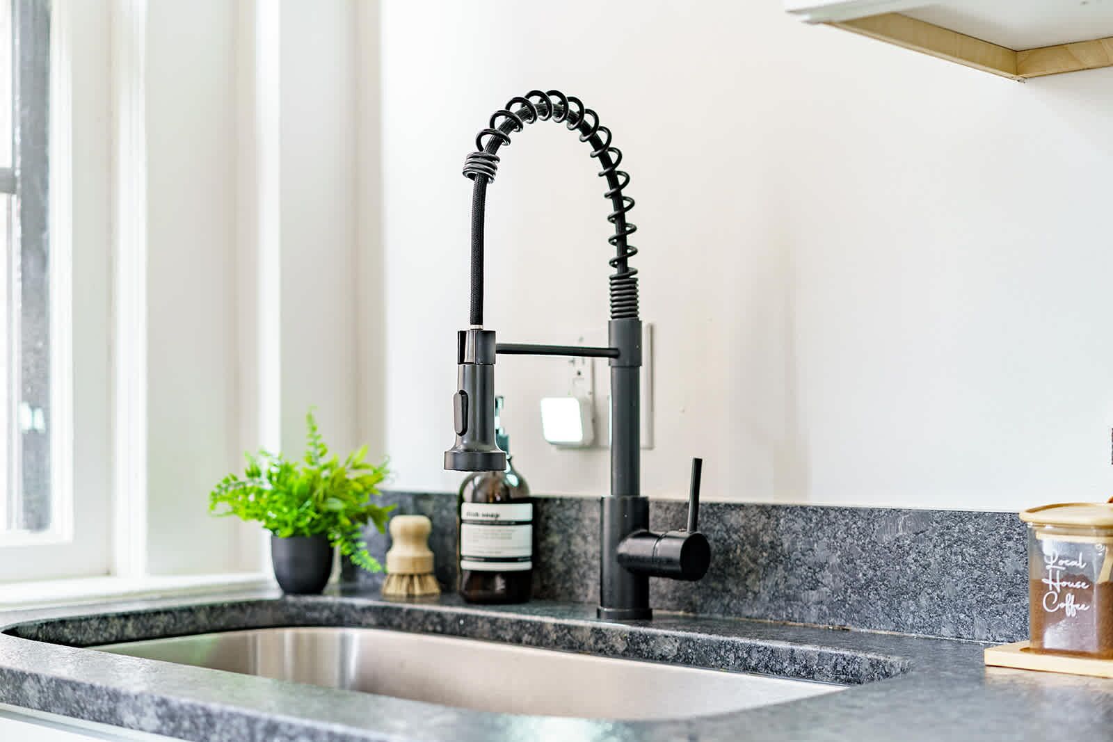 Regadera, amenidades de baño ecológicas, secadora de cabello, toallas 