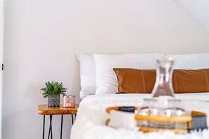 4 dormitorios, escritorio, tabla de planchar con plancha y cuna de viaje