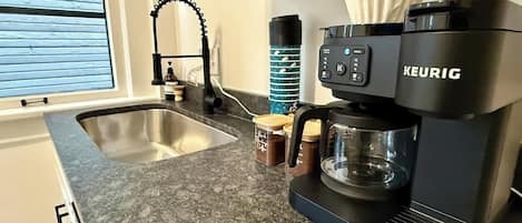 Réfrigérateur, four à micro-ondes, un four, surface de cuisson